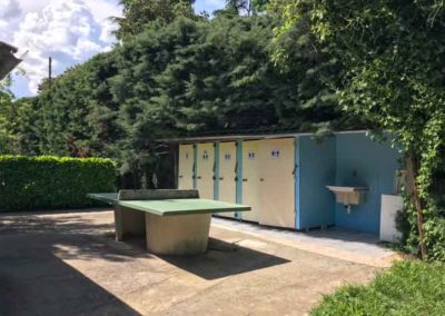 Sanitaires extérieur et aire de jeux du camping en Cévennes le petit baigneur