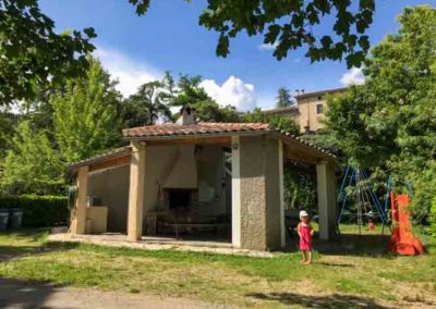 Bloc sanitaire et aires de jeux du camping le petit baigneur en Cévennes