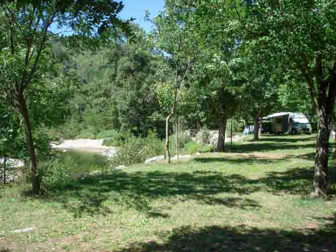 Emplacements de camping sur la rivière en Cévennes du camping le petit baigneur