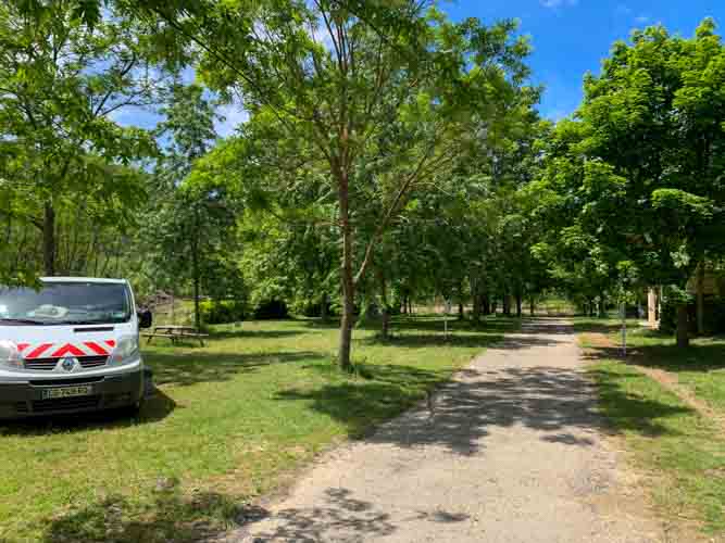 emplacements sur allée centrale du camping le petit baigneur en Cévennes